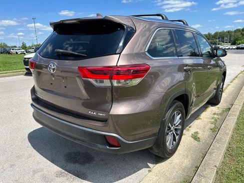 Used 2017 Toyota Highlander XLE AWD/4WD image 3