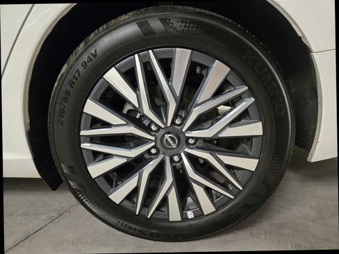 Used 2025 Nissan Altima 2.5 SV FWD image 17