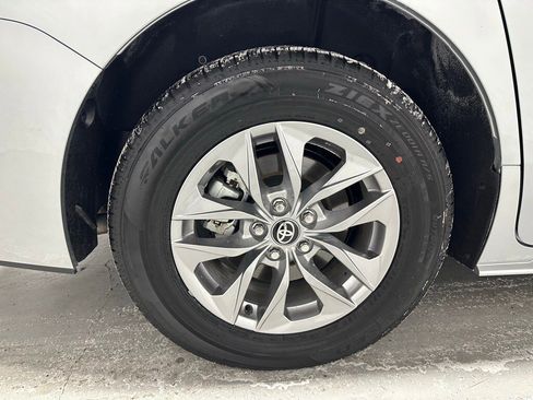 Used 2025 Toyota Sienna XLE image 68