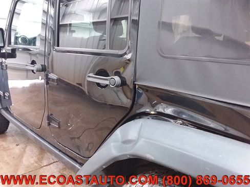 Used 2015 Jeep Wrangler Unlimited Rubicon w/ Connectivity Group image 22