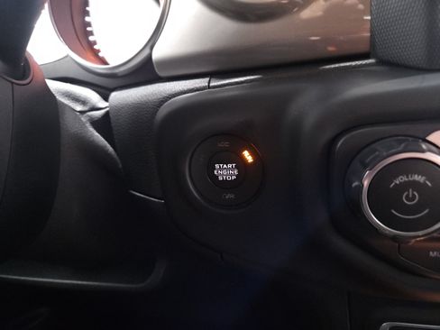 Used 2018 Jeep Wrangler Unlimited Sahara w/ Uconnect 4C Nav & Sound Group AWD/4WD image 20