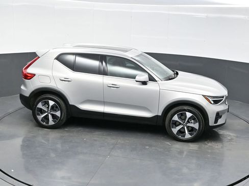 Used 2025 Volvo XC40 B5 Plus image 30