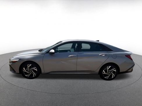 Used 2025 Hyundai Elantra SEL FWD image 9