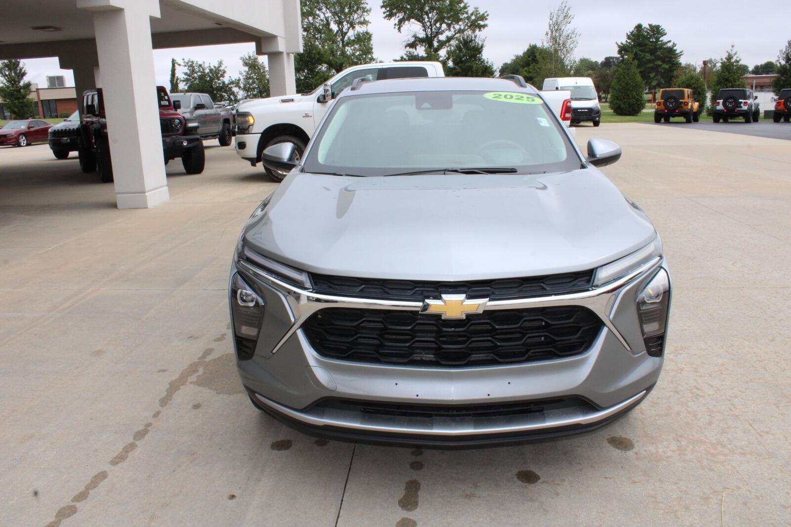 Used 2025 Chevrolet Trax LT FWD image 3