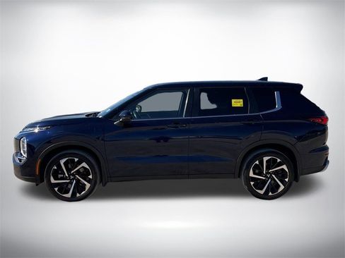 Used 2022 Mitsubishi Outlander SE image 2