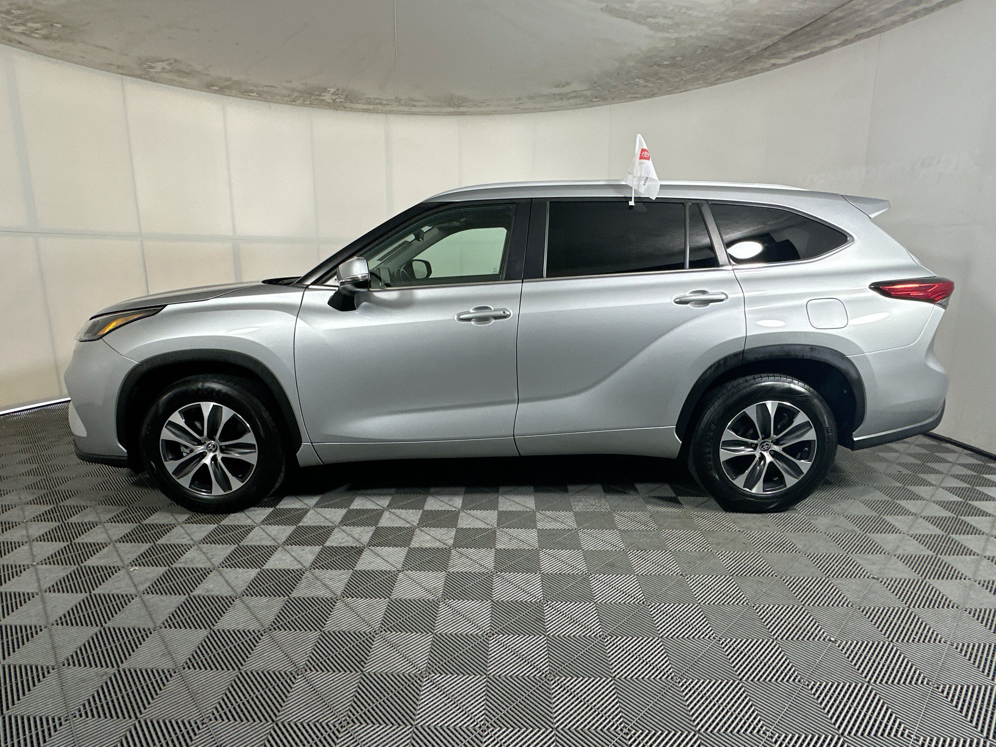 Used 2023 Toyota Highlander XLE FWD image 6