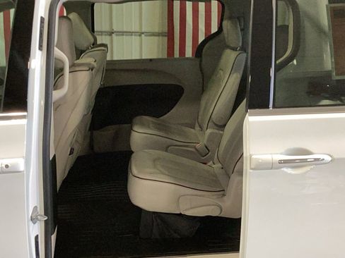 Used 2017 Chrysler Pacifica Limited image 9