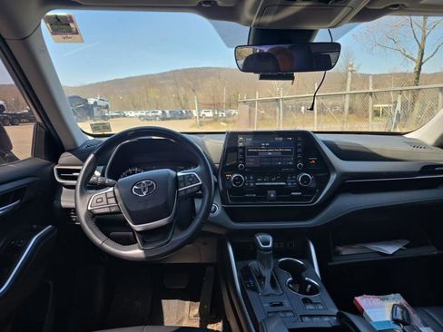Used 2022 Toyota Highlander XLE image 5
