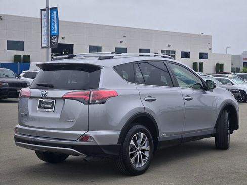 Used 2018 Toyota RAV4 LE w/ Carpet Mat Package AWD/4WD image 7