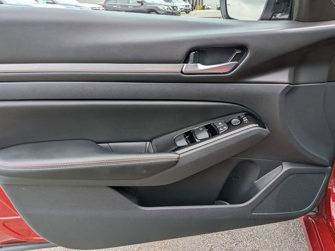 Used 2025 Nissan Altima 2.5 SR w/ SR Premium Package FWD image 9