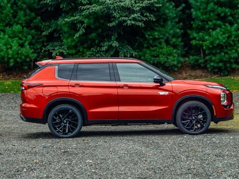 New 2025 Mitsubishi Outlander image 10