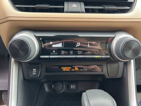 Used 2019 Toyota RAV4 LE w/ Carpet Mat Package image 19