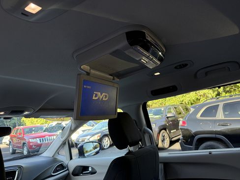 Used 2020 Chrysler Pacifica Touring FWD image 15