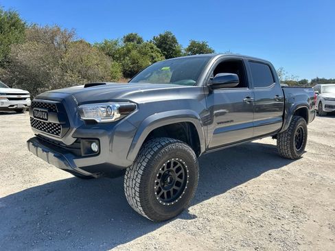 Used 2017 Toyota Tacoma TRD Sport w/ Tow Package RWD image 3