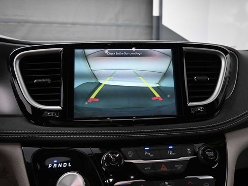 Used 2022 Chrysler Pacifica Touring-L FWD image 8