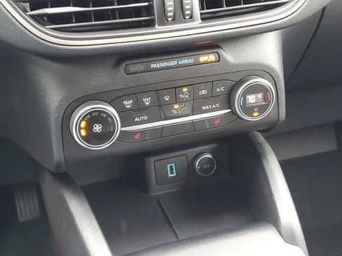 Used 2020 Ford Escape SE image 23