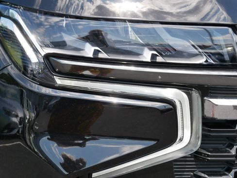 Used 2022 Chevrolet Suburban Z71 w/ Z71 Off-Road Package AWD/4WD image 16