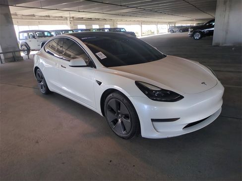Used 2021 Tesla Model 3 Standard Range Plus image 2