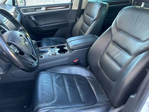 Used 2015 Volkswagen Touareg Sport image 12