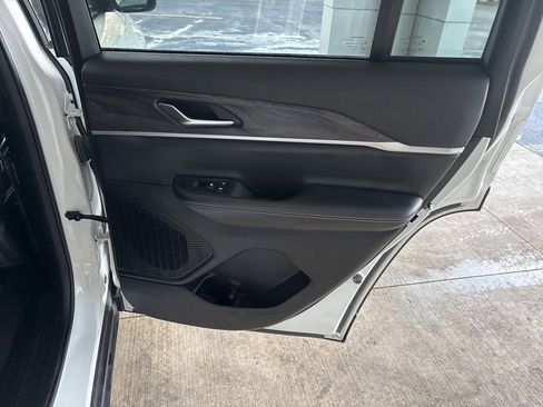 Used 2023 Jeep Grand Cherokee Limited image 23