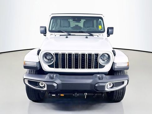 Used 2024 Jeep Wrangler Unlimited Sahara w/ Technology Group AWD/4WD image 2