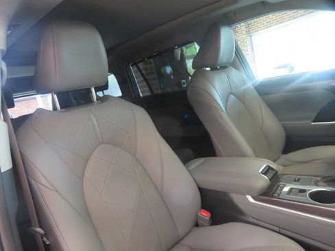 Used 2021 Toyota Highlander Platinum FWD image 34