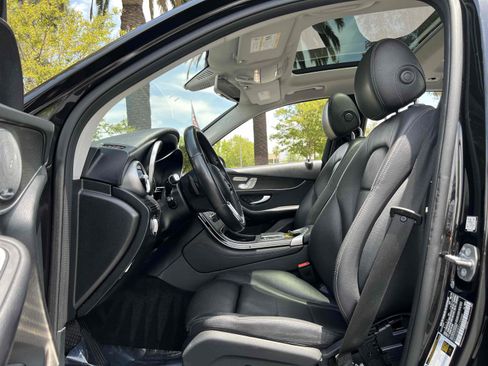 Used 2020 Mercedes-Benz GLC 300 4MATIC w/ Premium Package image 45