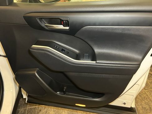 Used 2023 Toyota Highlander XLE image 16
