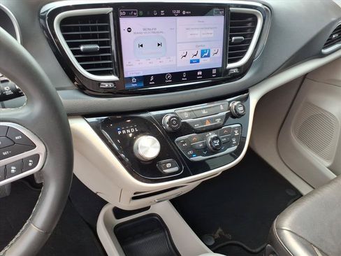Used 2022 Chrysler Pacifica Touring-L FWD image 23