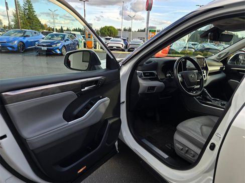 Used 2021 Toyota Highlander Limited image 7