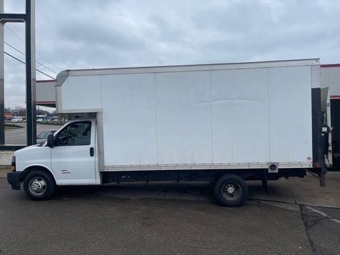 Used 2018 Chevrolet Express 4500 Extended w/ Driver Convenience Package image 1
