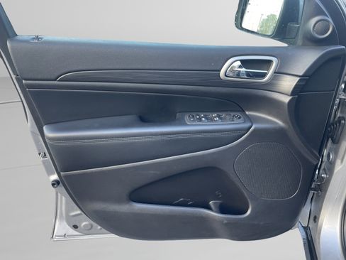 Used 2021 Jeep Grand Cherokee Laredo image 13