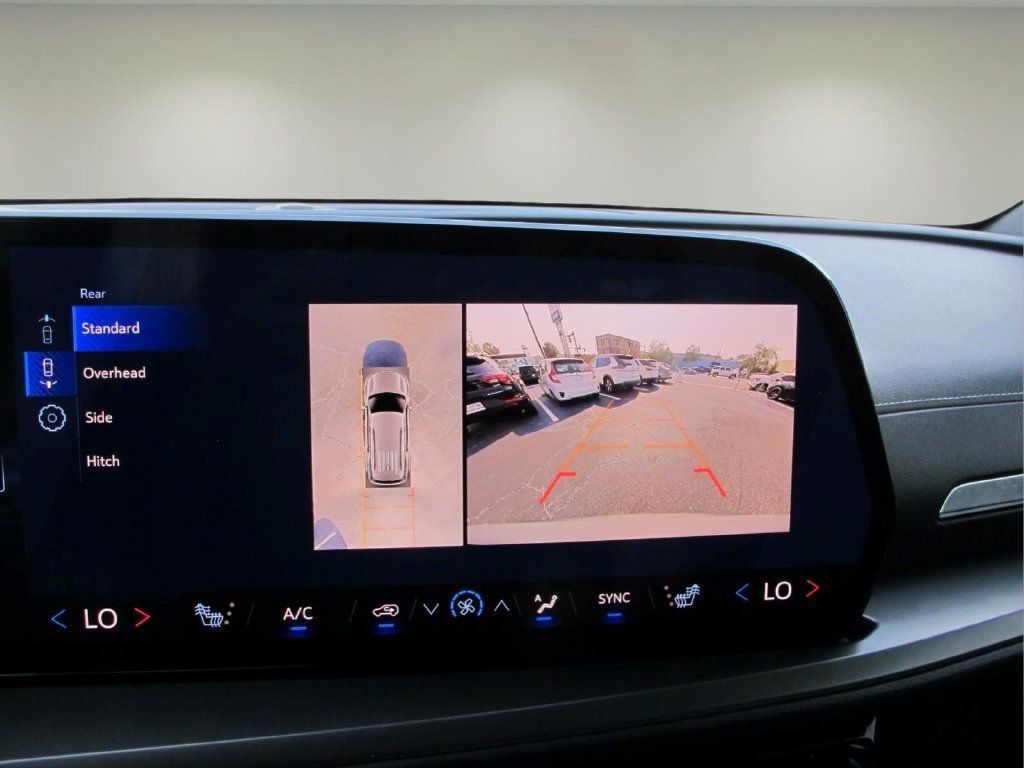Used 2025 Chevrolet Traverse LT w/ Driver Confidence Package FWD image 17