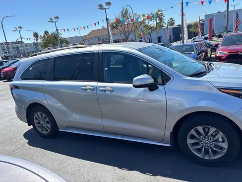 Used 2023 Toyota Sienna LE FWD image 3