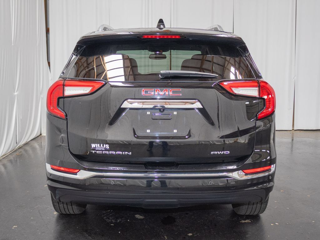 Used 2024 GMC Terrain Denali w/ Denali Premium Package AWD/4WD image 3