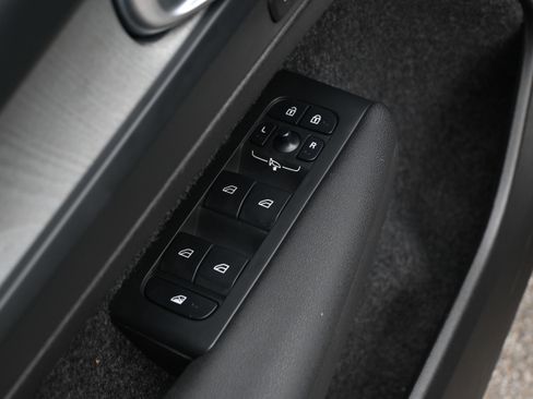 Used 2025 Volvo XC40 B5 Core image 24