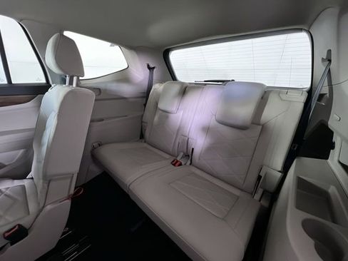 Used 2025 Volkswagen Atlas SE image 24