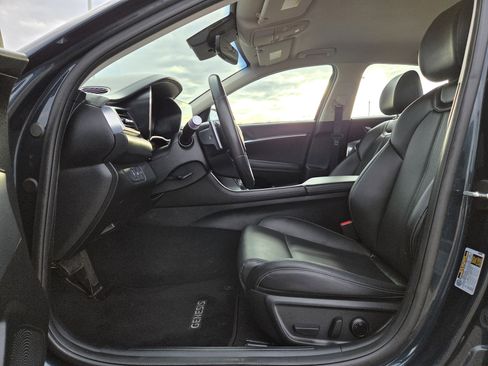 Used 2025 Genesis G70 2.5T image 12