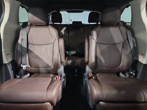 Used 2024 Toyota Sienna Platinum FWD image 13