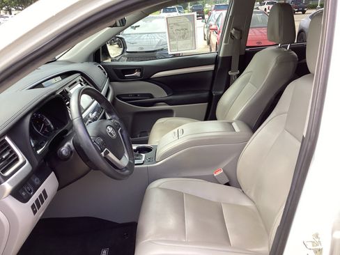 Used 2019 Toyota Highlander XLE FWD image 16
