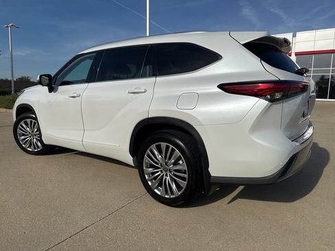 Used 2023 Toyota Highlander Platinum AWD/4WD image 5