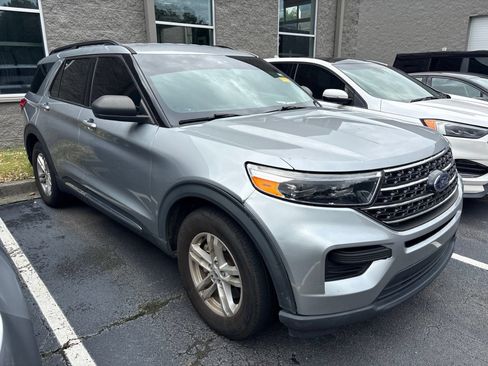 Used 2021 Ford Explorer XLT RWD image 2