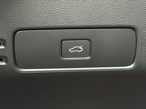 Used 2025 Volvo XC40 B5 Core w/ Protection Package Premier image 32