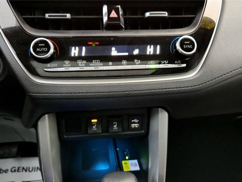 Certified 2022 Toyota Corolla Cross XLE image 40