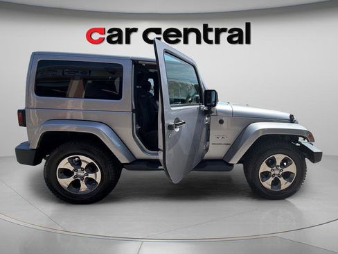 Used 2018 Jeep Wrangler Sahara w/ Connectivity Group AWD/4WD image 11