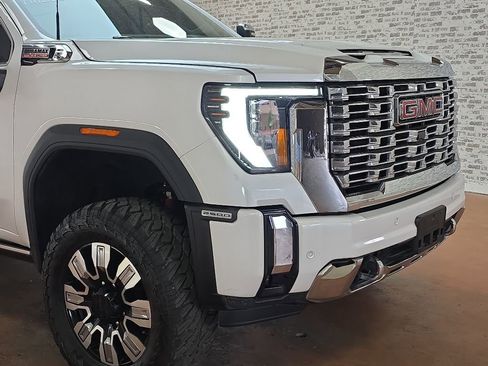 Used 2024 GMC Sierra 2500 Denali w/ Denali Reserve Package AWD/4WD image 9