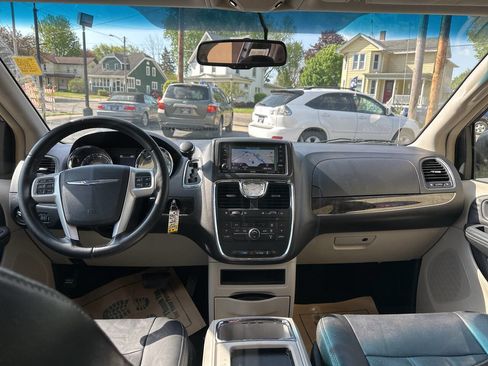 Used 2015 Chrysler Town & Country Touring FWD image 18