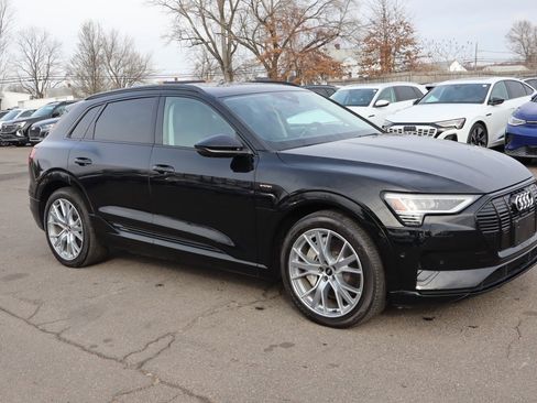 Used 2021 Audi e-tron Prestige w/ Prestige Package image 3