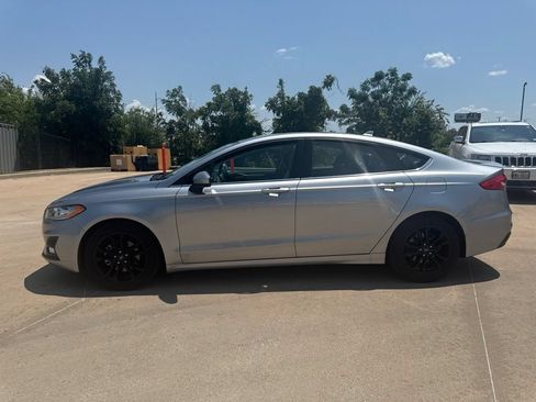 Used 2020 Ford Fusion SE w/ Equipment Group 151A FWD image 2