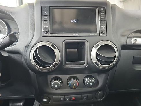 Used 2018 Jeep Wrangler Rubicon w/ Connectivity Group AWD/4WD image 11